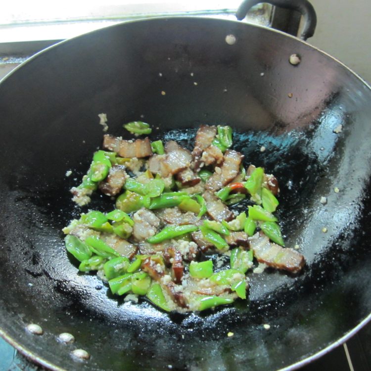 甜酒糟炒腊肉步骤9