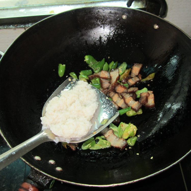 甜酒糟炒腊肉步骤7
