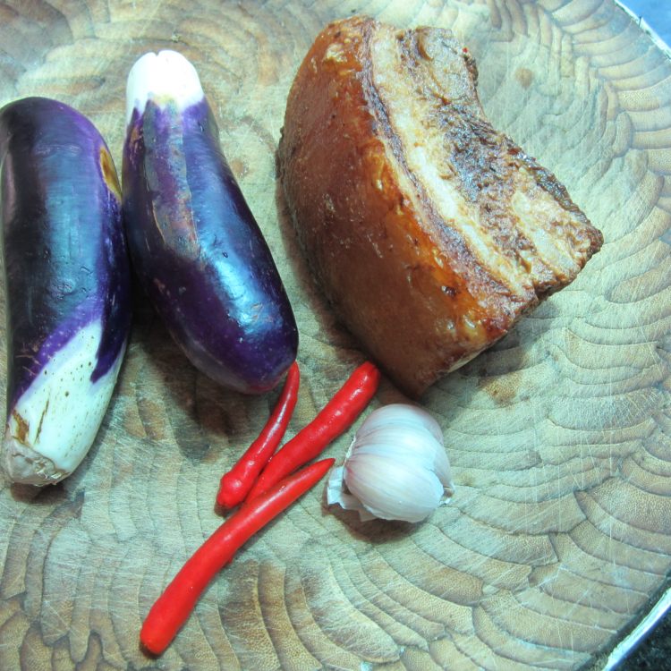 茄丁炒腊肉步骤1