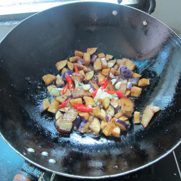 茄丁炒腊肉步骤9
