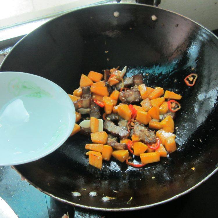 老南瓜丁炒腊肉步骤8