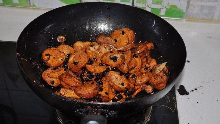 豆鼓炒腊肉豆腐卷步骤3