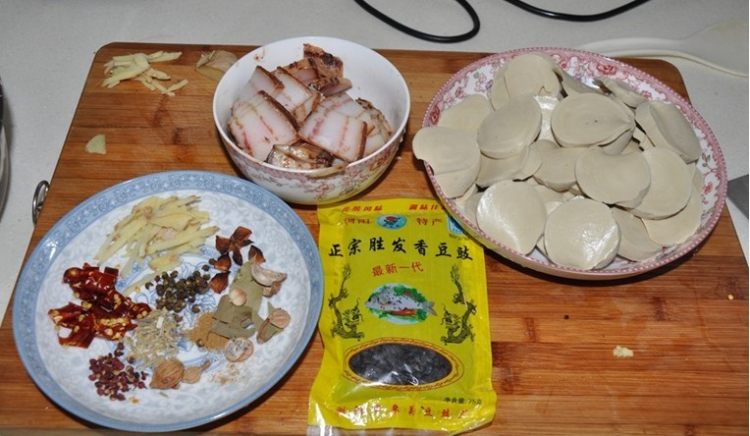 豆鼓炒腊肉豆腐卷步骤1
