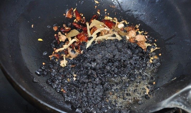 豆鼓炒腊肉豆腐卷步骤2