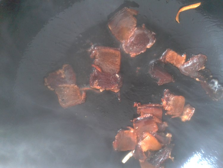 红薯梗炒腊肉步骤6