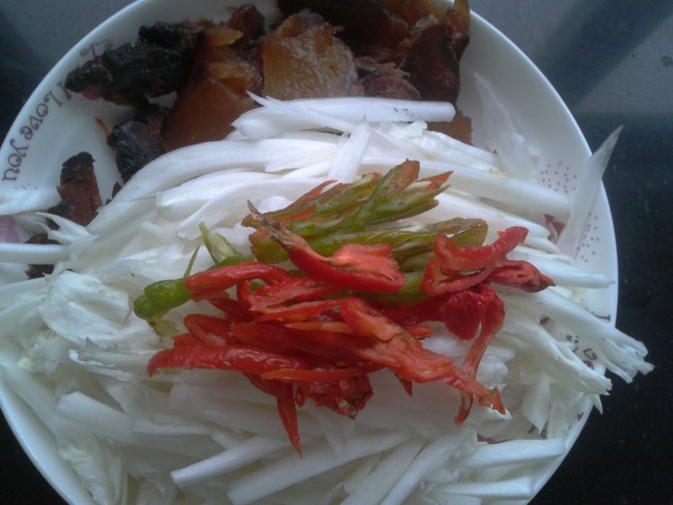 红薯梗炒腊肉步骤3