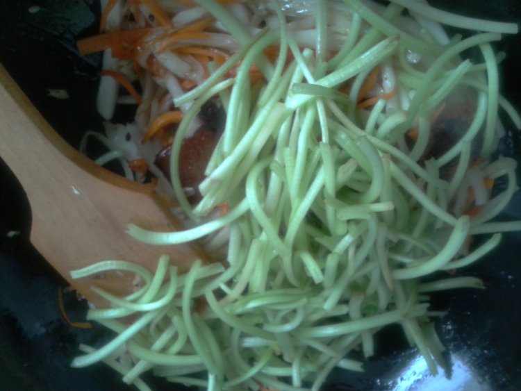 红薯梗炒腊肉步骤9