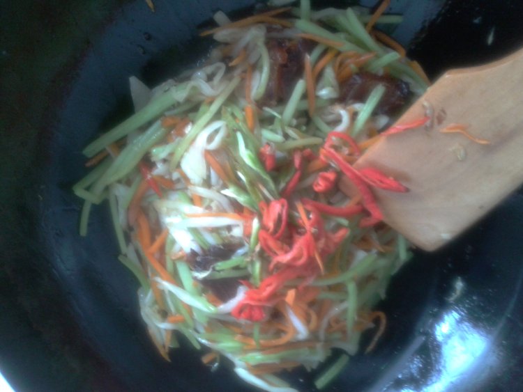 红薯梗炒腊肉步骤11