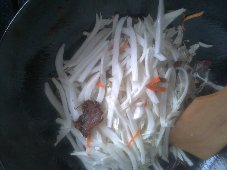 红薯梗炒腊肉步骤7