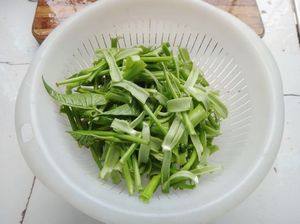腊肉炒手撕空心菜步骤2