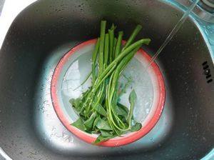 腊肉炒手撕空心菜步骤1