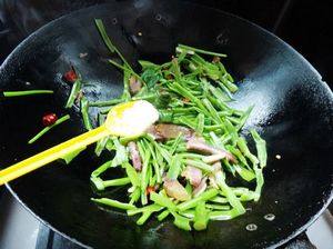 腊肉炒手撕空心菜步骤8