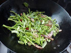 腊肉炒手撕空心菜步骤6