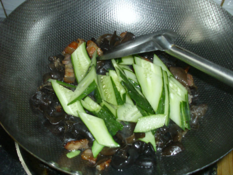 腊肉木耳炒黄瓜步骤6