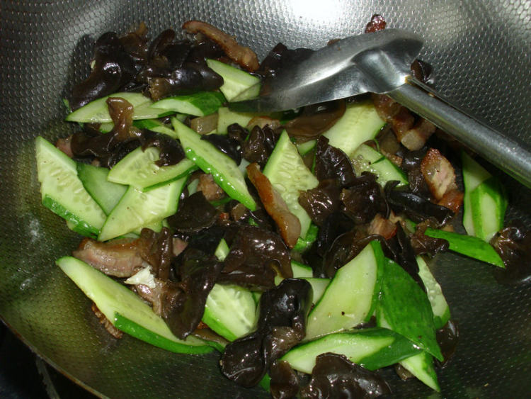 腊肉木耳炒黄瓜步骤8