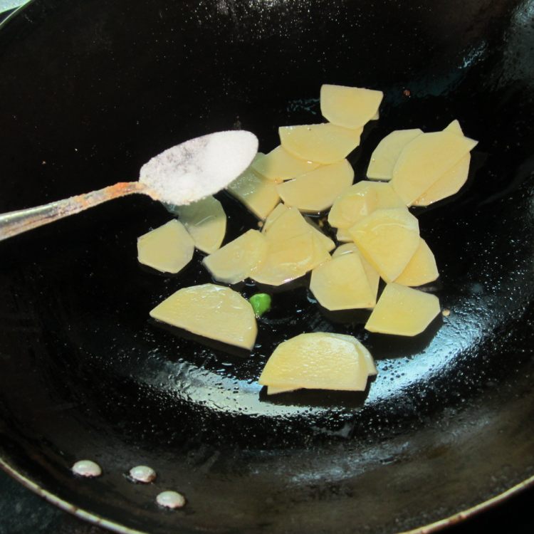腊肉豆腐炒土豆步骤5