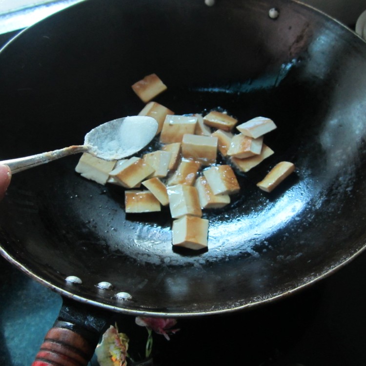 腊肉豆腐炒土豆步骤3