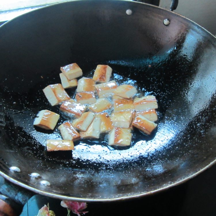 腊肉豆腐炒土豆步骤4