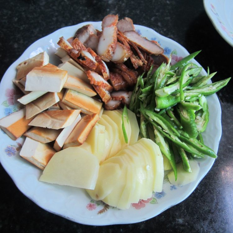 腊肉豆腐炒土豆步骤2