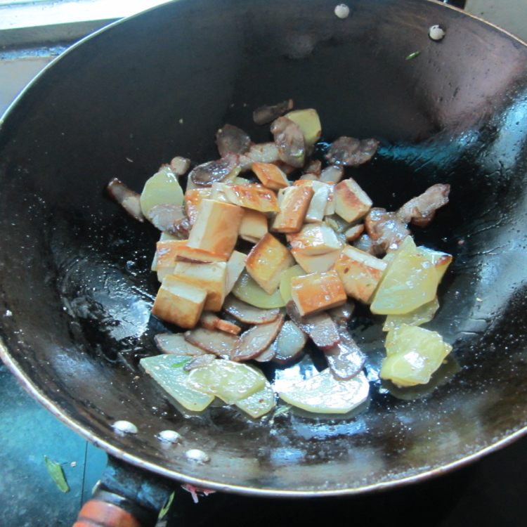 腊肉豆腐炒土豆步骤9