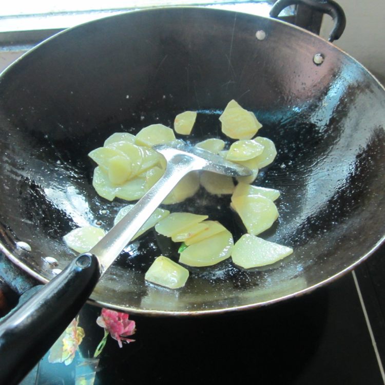 腊肉豆腐炒土豆步骤6