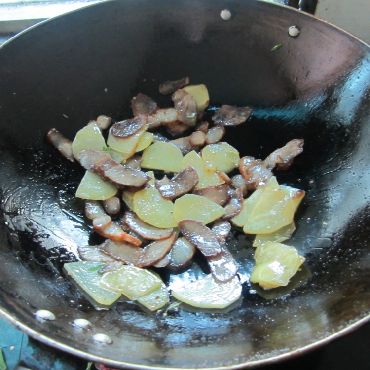 腊肉豆腐炒土豆步骤8