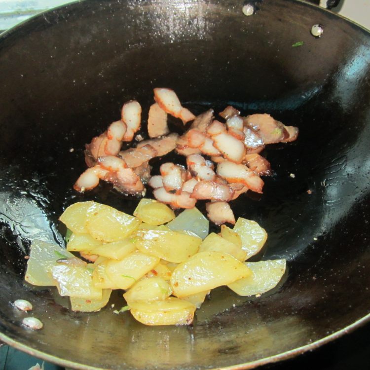 腊肉豆腐炒土豆步骤7