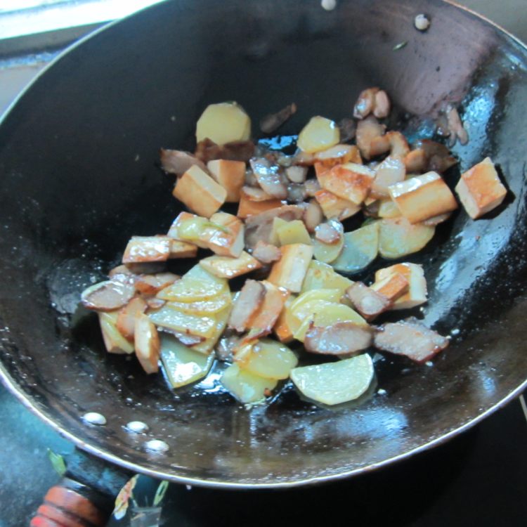 腊肉豆腐炒土豆步骤11