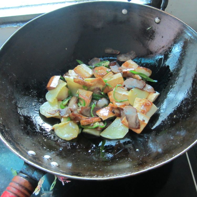 腊肉豆腐炒土豆步骤13