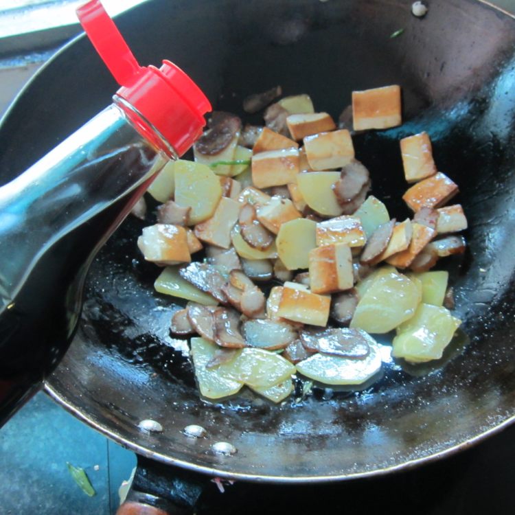 腊肉豆腐炒土豆步骤10