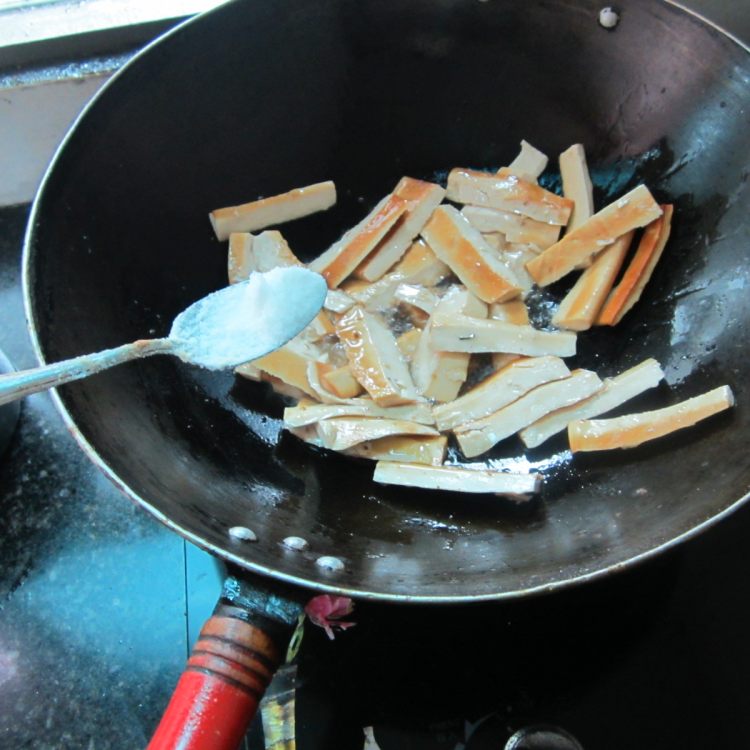 腊肉辣椒炒豆腐干步骤4
