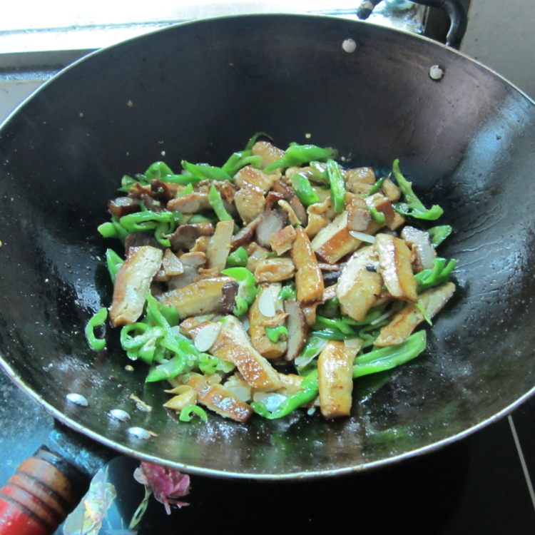腊肉辣椒炒豆腐干步骤9