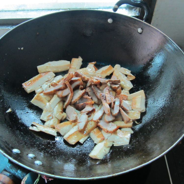 腊肉辣椒炒豆腐干步骤6