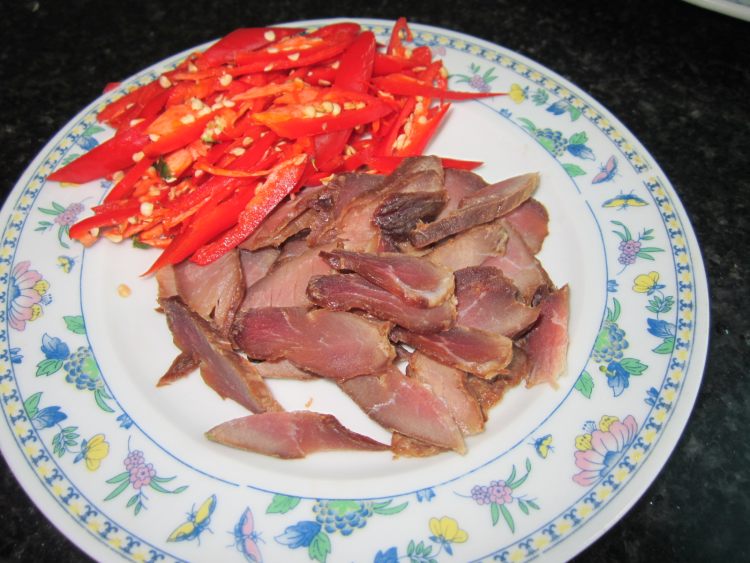 腊肉蔬菜盘步骤1