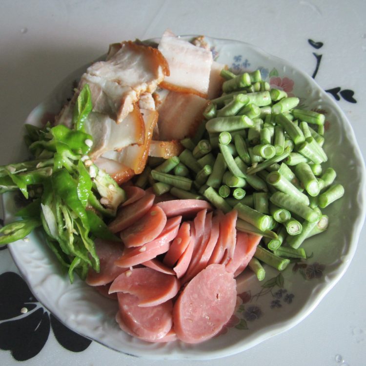 肉花肠腊肉豆角混炒步骤2