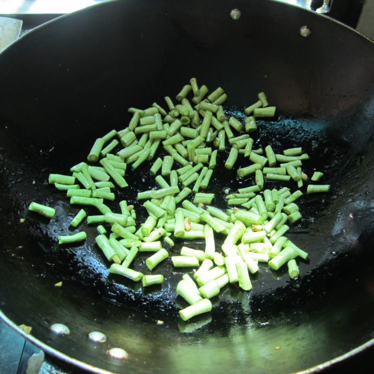 肉花肠腊肉豆角混炒步骤3