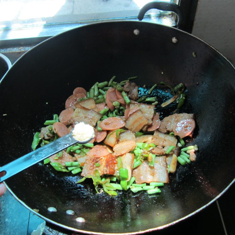 肉花肠腊肉豆角混炒步骤10