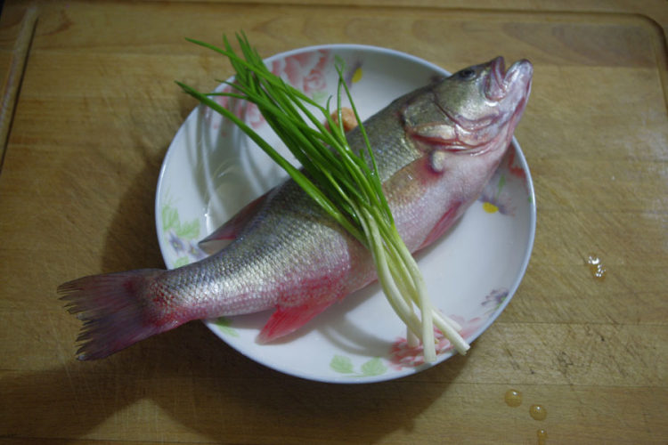 蒸腊肉鲈鱼步骤1
