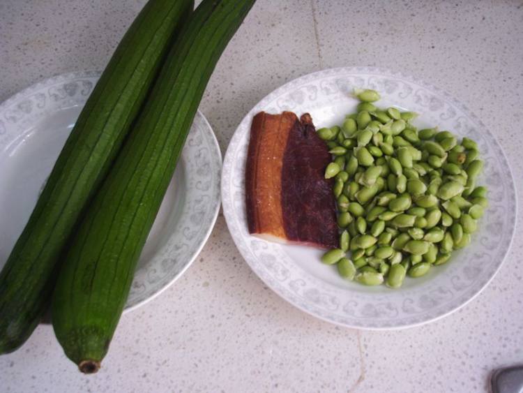 腊味毛豆丝瓜汤步骤1