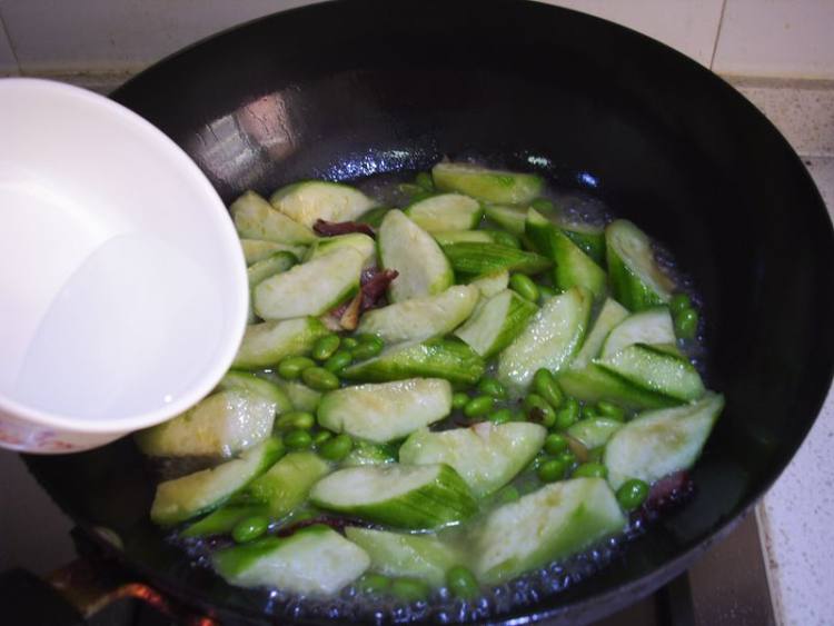 腊味毛豆丝瓜汤步骤9