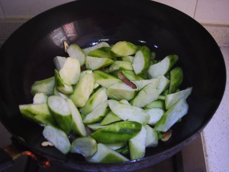 腊味毛豆丝瓜汤步骤8