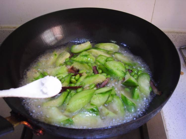 腊味毛豆丝瓜汤步骤10