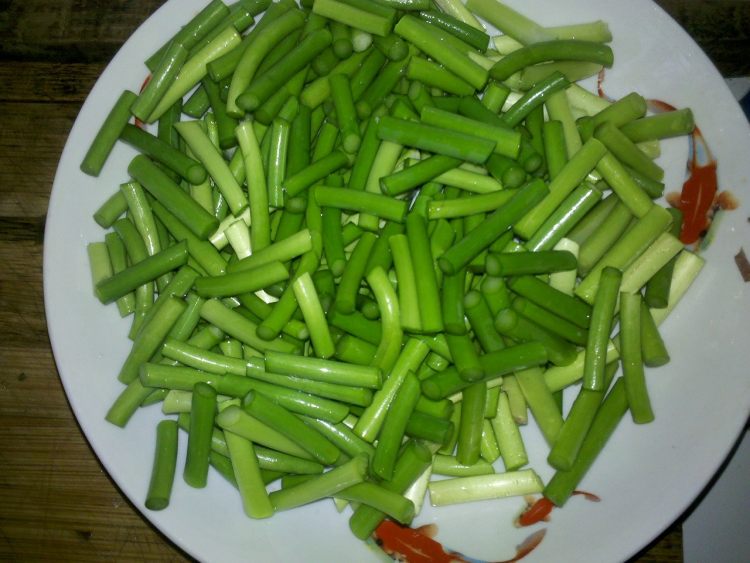 红椒蒜薹炒腊肉步骤5