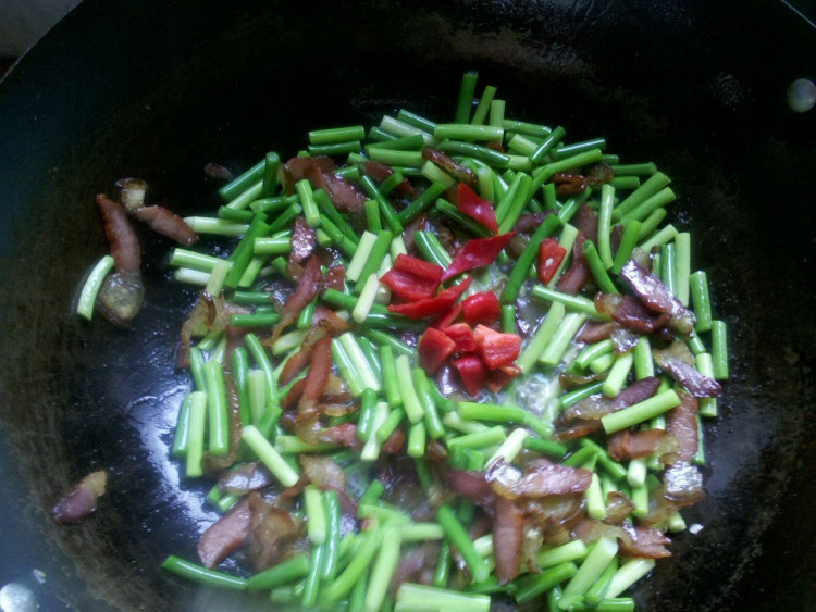 红椒蒜薹炒腊肉步骤10