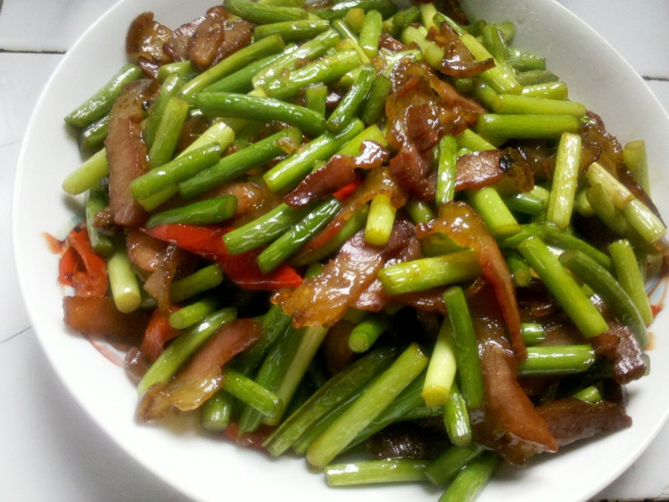 红椒蒜薹炒腊肉步骤13