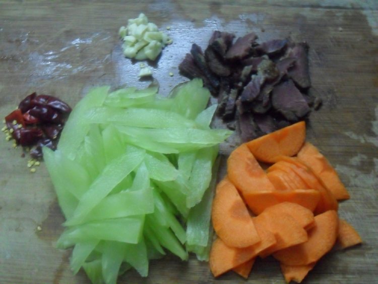 莴笋胡萝卜炒腊肉步骤2