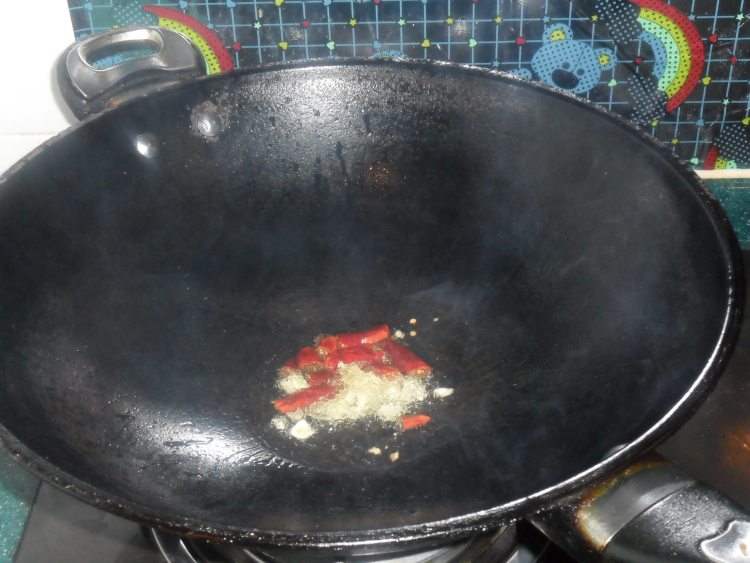 莴笋胡萝卜炒腊肉步骤4