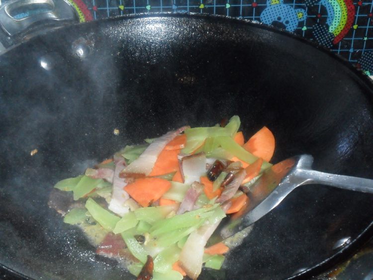 莴笋胡萝卜炒腊肉步骤7