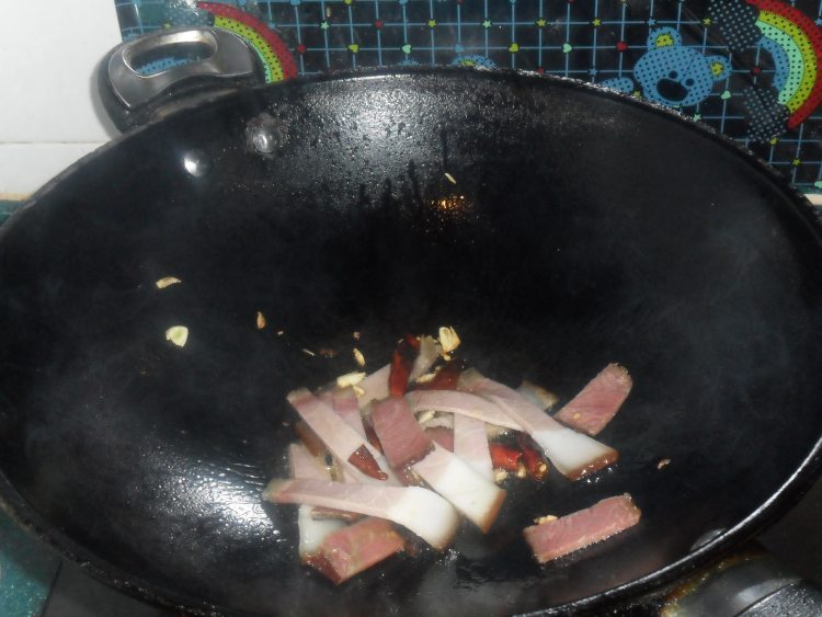 莴笋胡萝卜炒腊肉步骤5