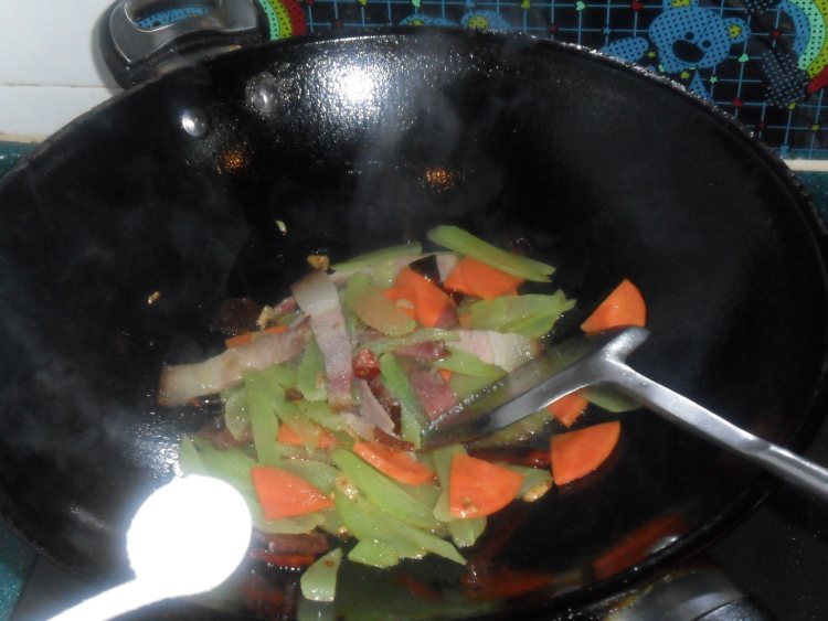 莴笋胡萝卜炒腊肉步骤8